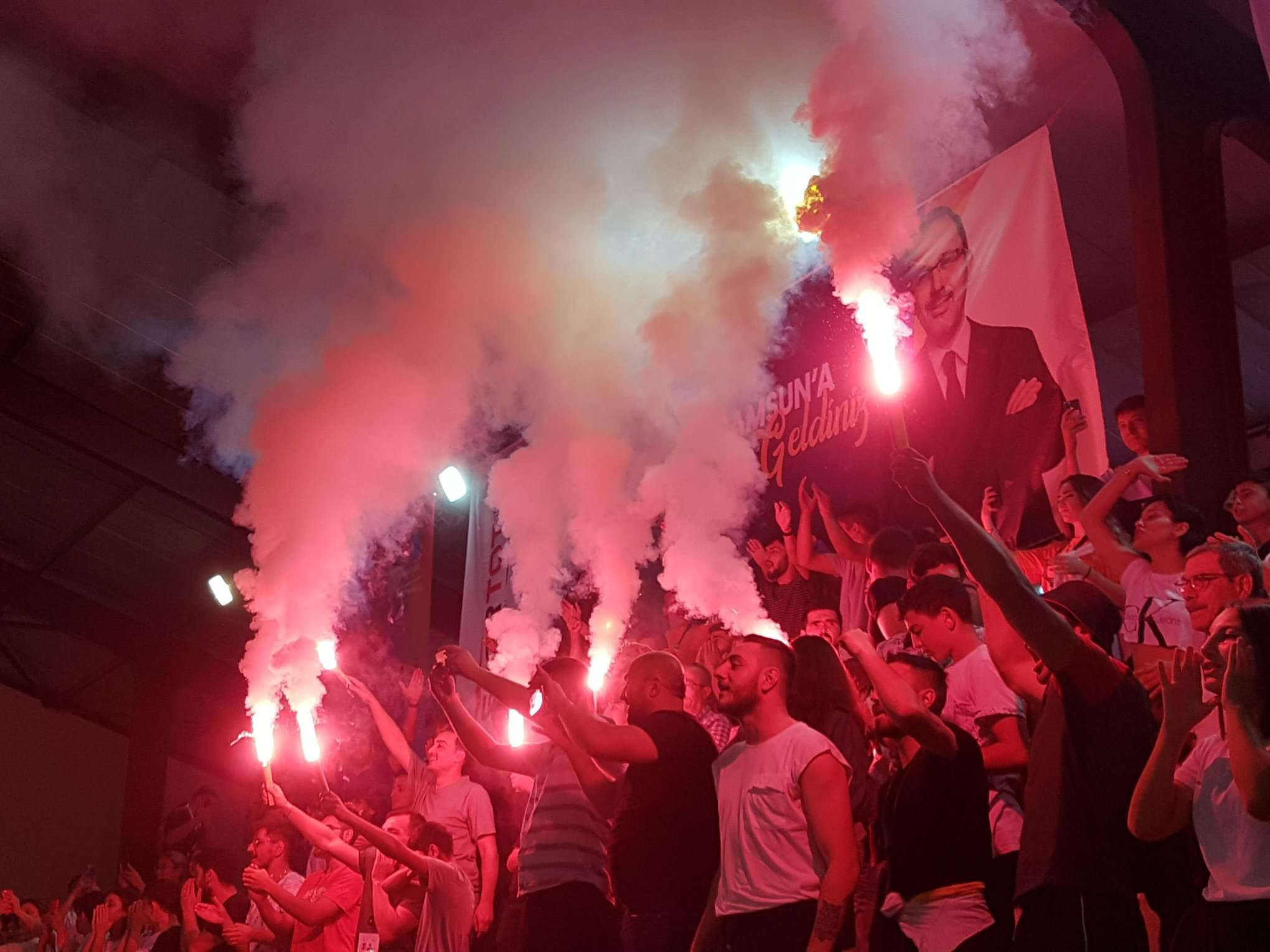Home Ondokuz Mayıs University fans set off pyro after Berat Acar's victory ©ITG