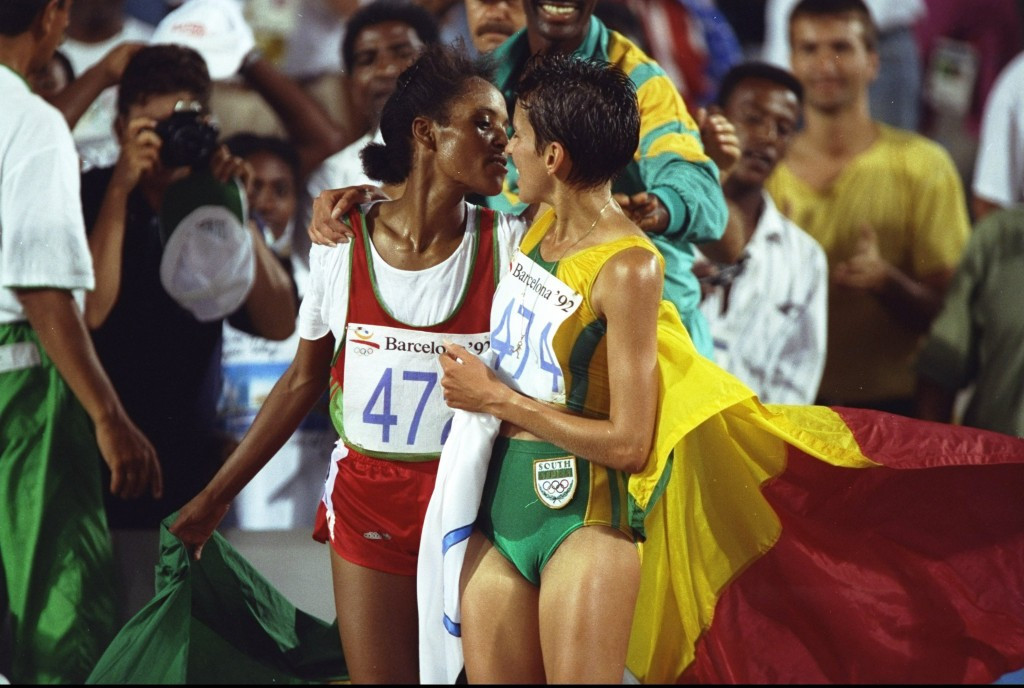 Ethiopia's Derartu Tulu and Elana Meyer of South Africa embrace after a historic women's 10,000m final at the 1992 Barcelona Olympics ©Getty Images
