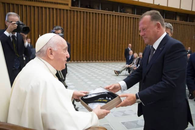 IJF President Marius Vizer, right, presented Pope Francis, left, with a black belt ©IJF