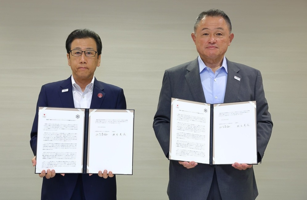 Sapporo Mayor Katsuhiro Akimoto, left, and Japanese Olympic Committee President Yasuhiro Yamashita, right, have signed a joint declaration as the city bids to host the 2030 Winter Olympics ©JOC