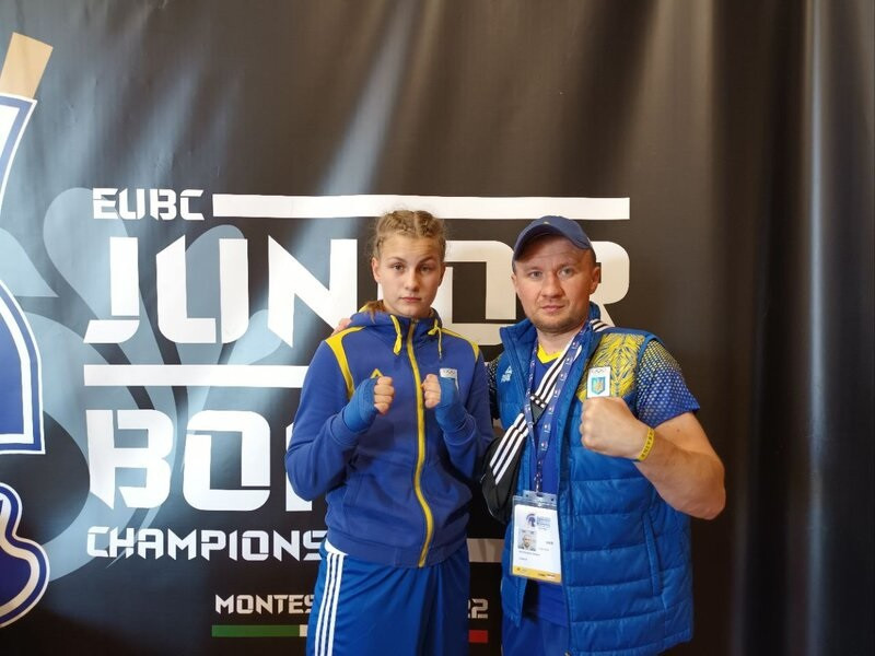 Anastasia Taran, left, was among the bronze medal winners for Ukraine in Montesilvano ©FBU