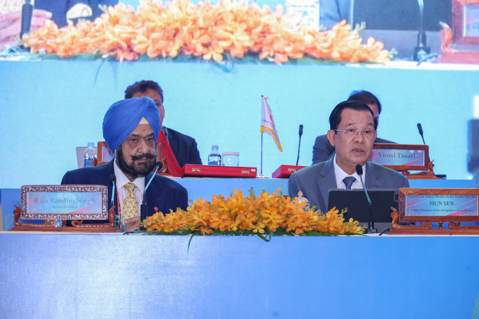 Cambodian Prime Minister Hun Sen, right, claimed that "peace is priceless" at the OCA General Assembly in Phnom Penh ©OCA
