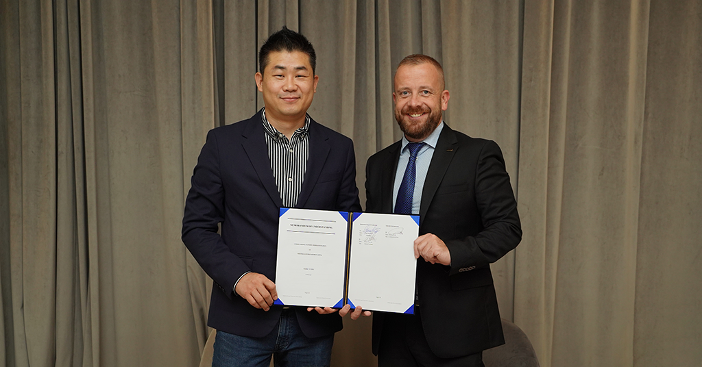 Sidewalk Entertainment founder Kibong Kook and IESF secretary general Boban Totovski signed the agreement ©IESF