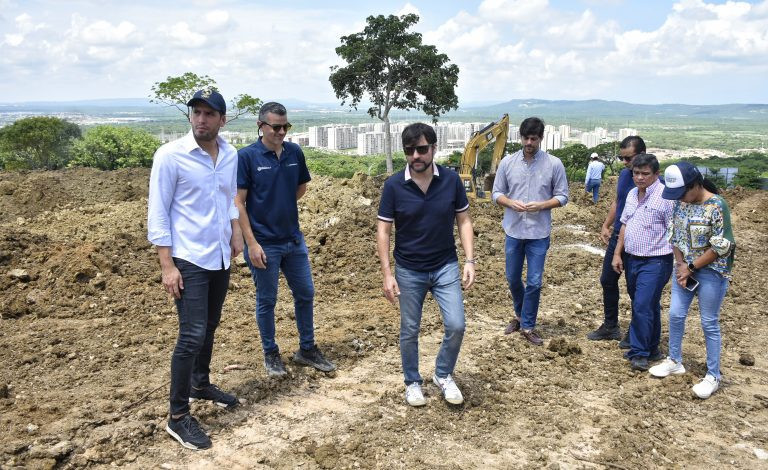 Barranquilla Mayor Jaime Pumarejo, centre, has visited the first 2027 Pan American Games construction project ©Barranquilla Town Hall