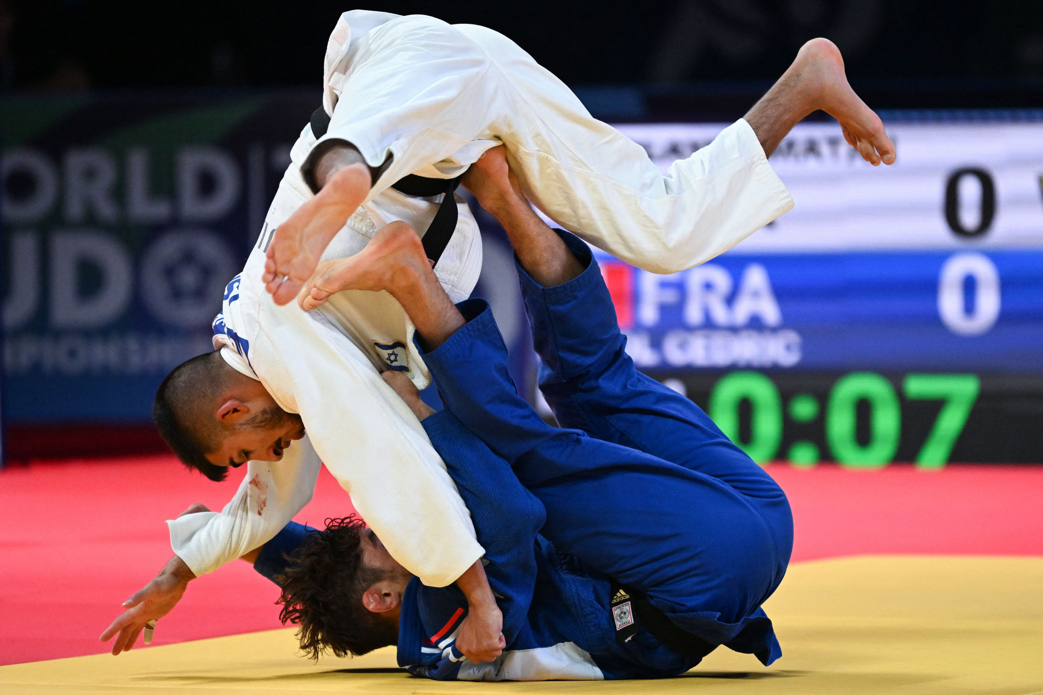 Frenchman Cedric Revol, in blue, was unable to build on his European bronze medal from last year as he was subjected to a first-bout loss to Matan Kokolayev of Israel in the men's under-60kg tournament ©Getty Images