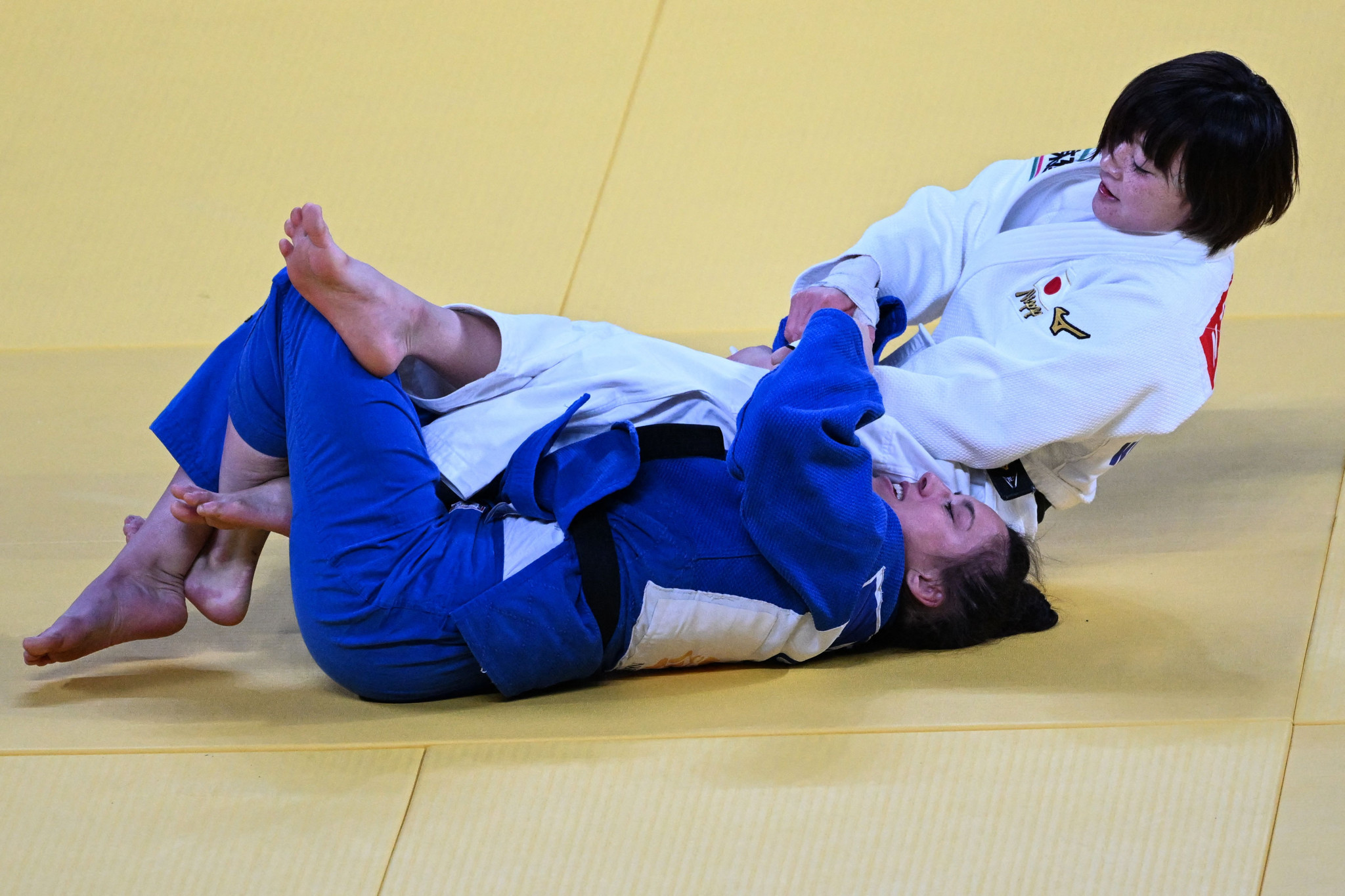 Natsumi Tsunoda, in white, beat Katharina Mentz to retain her title at the Judo World Championships ©Getty Images