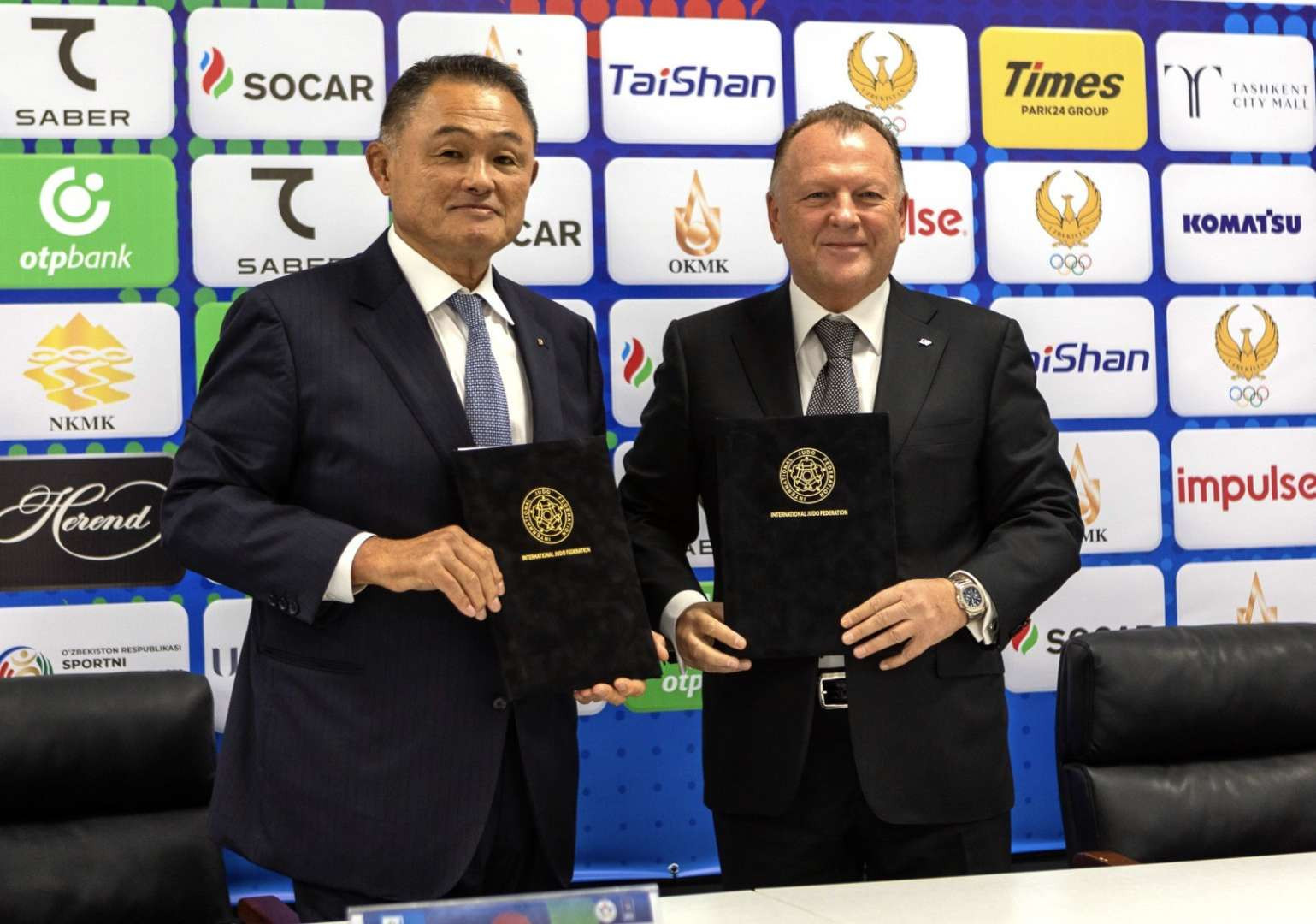 International Judo Federation President Marius Vizer, right, met with All Japan Judo Federation leader Yasuhiro Yamashita in a signing ceremony today at the Humo Arena ©IJF