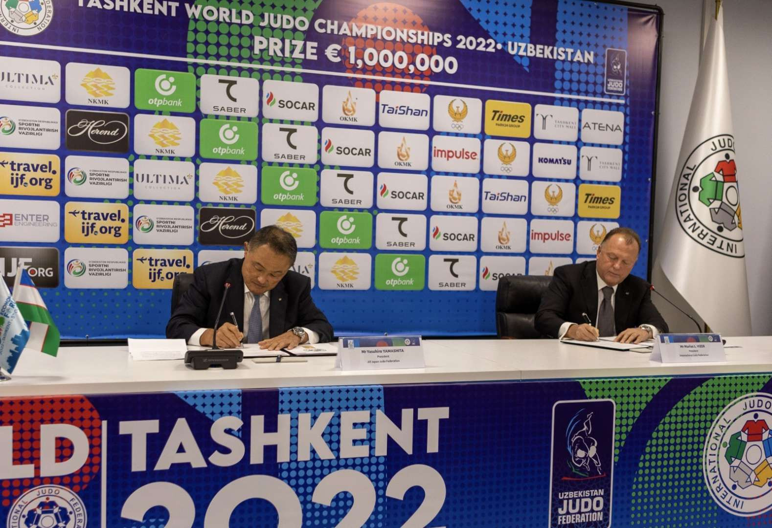 The contract signed between the two organisations confirms Tokyo's hosting of Grand Slam events in 2022 and 2023 ©IJF