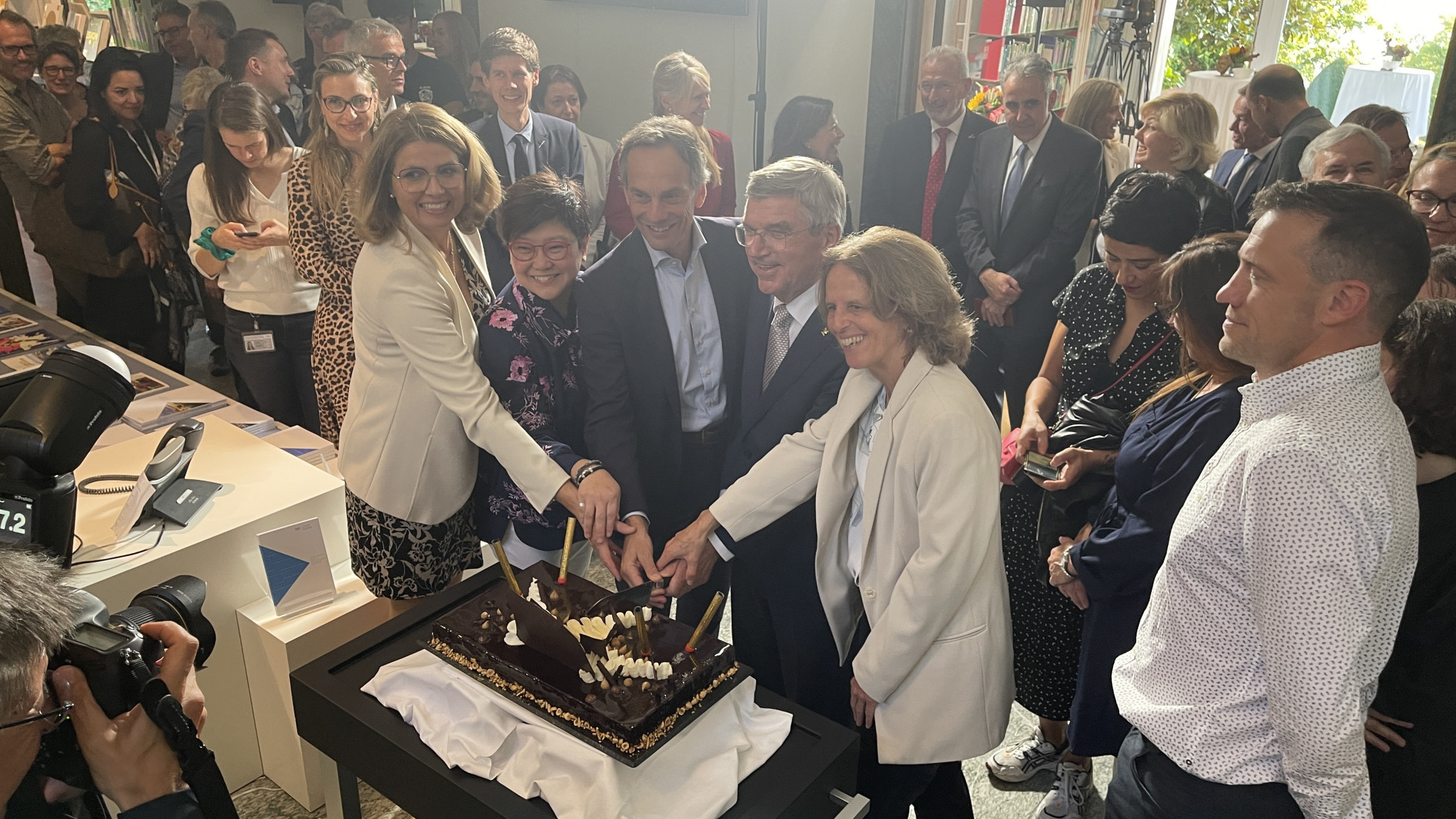 IOC President Thomas Bach helps cut the cake to celebrate 40 years of the Olympic Studies Centre in Lausanne ©Markus Osterwalder International Society of Olympic Historians