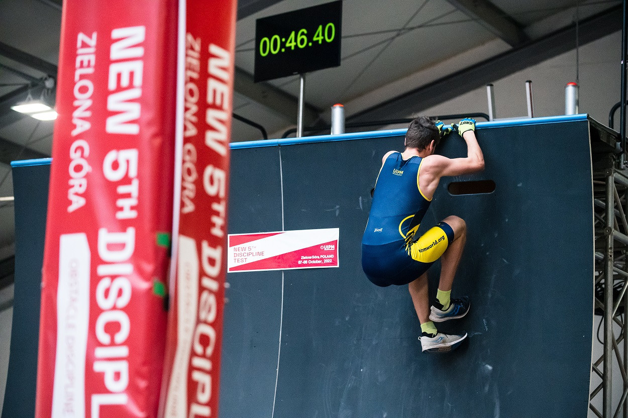 There were many sub-one minute times recorded as a pentathlete reaches the top of the warped wall ©UIPM