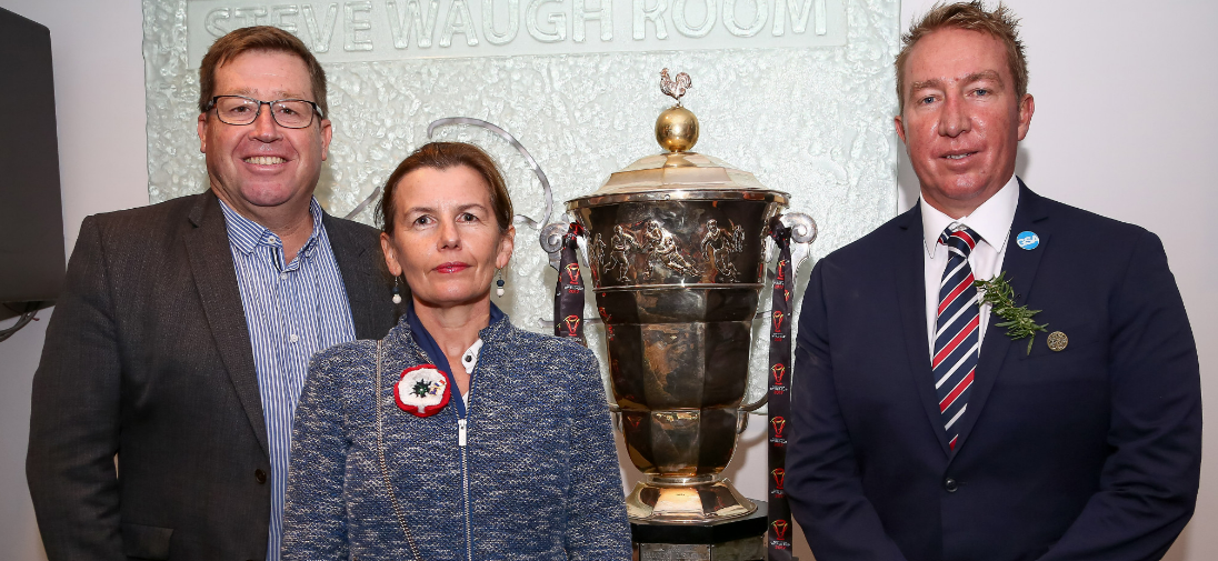 Following this year’s announcement that France will host the 2025 Rugby League World Cup, Troy Grant, left, is pictured with with Sydney Roosters coach and French Rugby League Federation
director of rugby Trent Robinson, right, the French Consul-General in Sydney, Anne Boillon and the World Cup trophy ©IRL