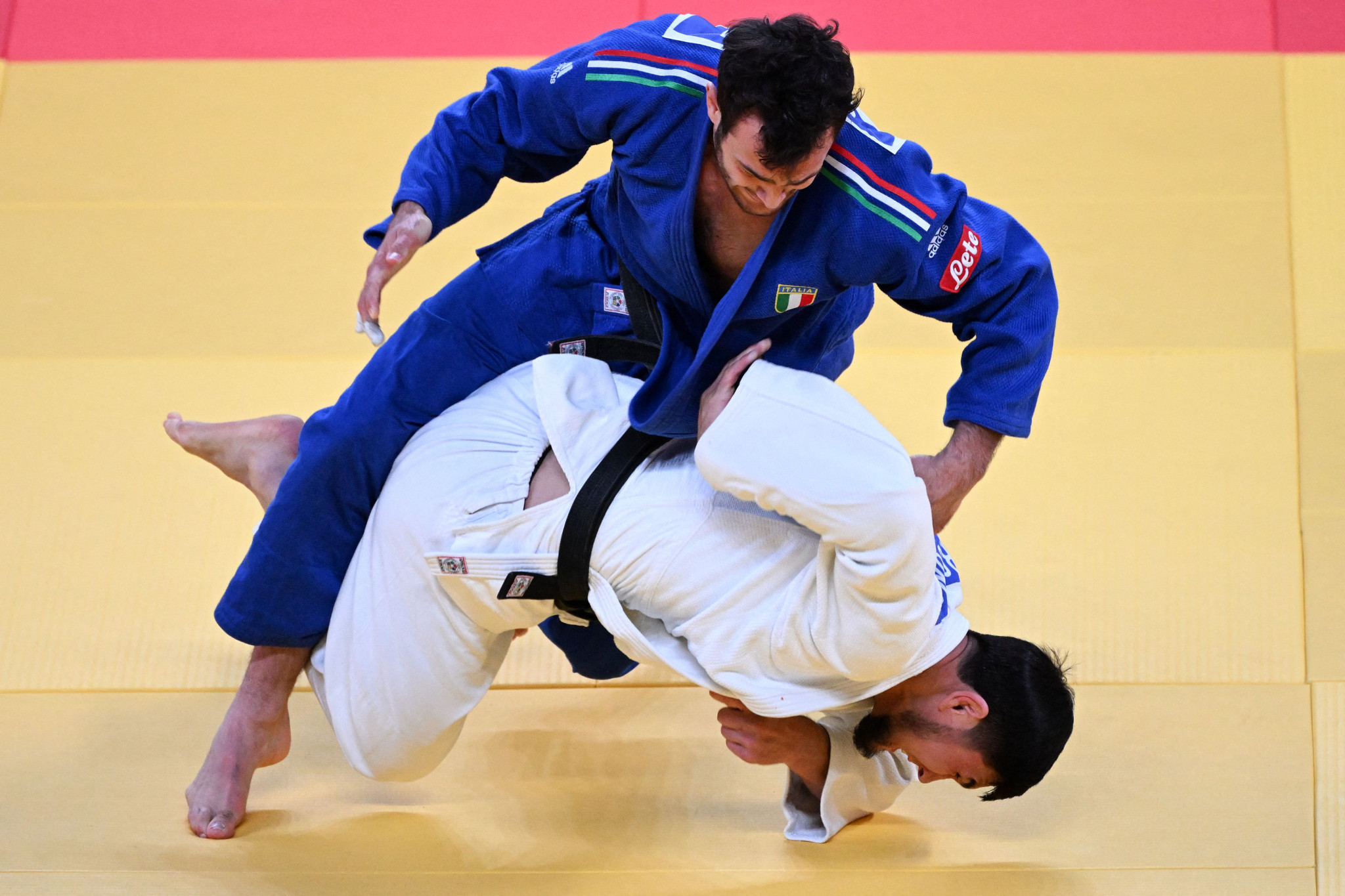 Christian Parlati, in blue, of Italy was his victim as he lost to a hansoku-make in the golden score round ©Getty Images
