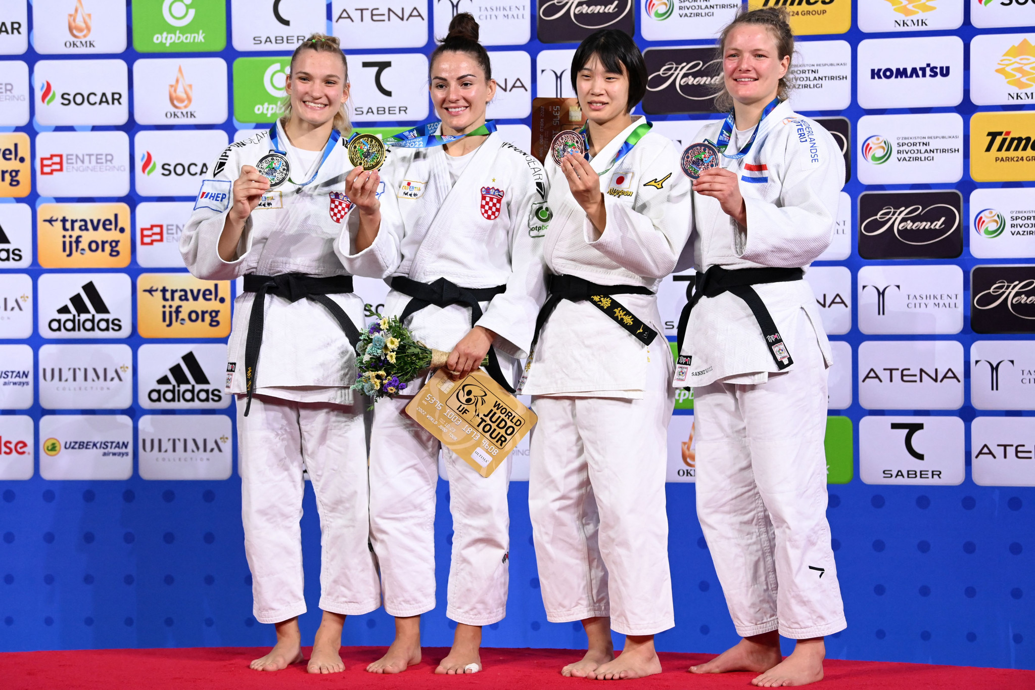 Japan's Saki Niizoe, third right, and Dutchwoman Sanne Van Dijke, right, did the same in the women's event as they finished joint-third ©Getty Images