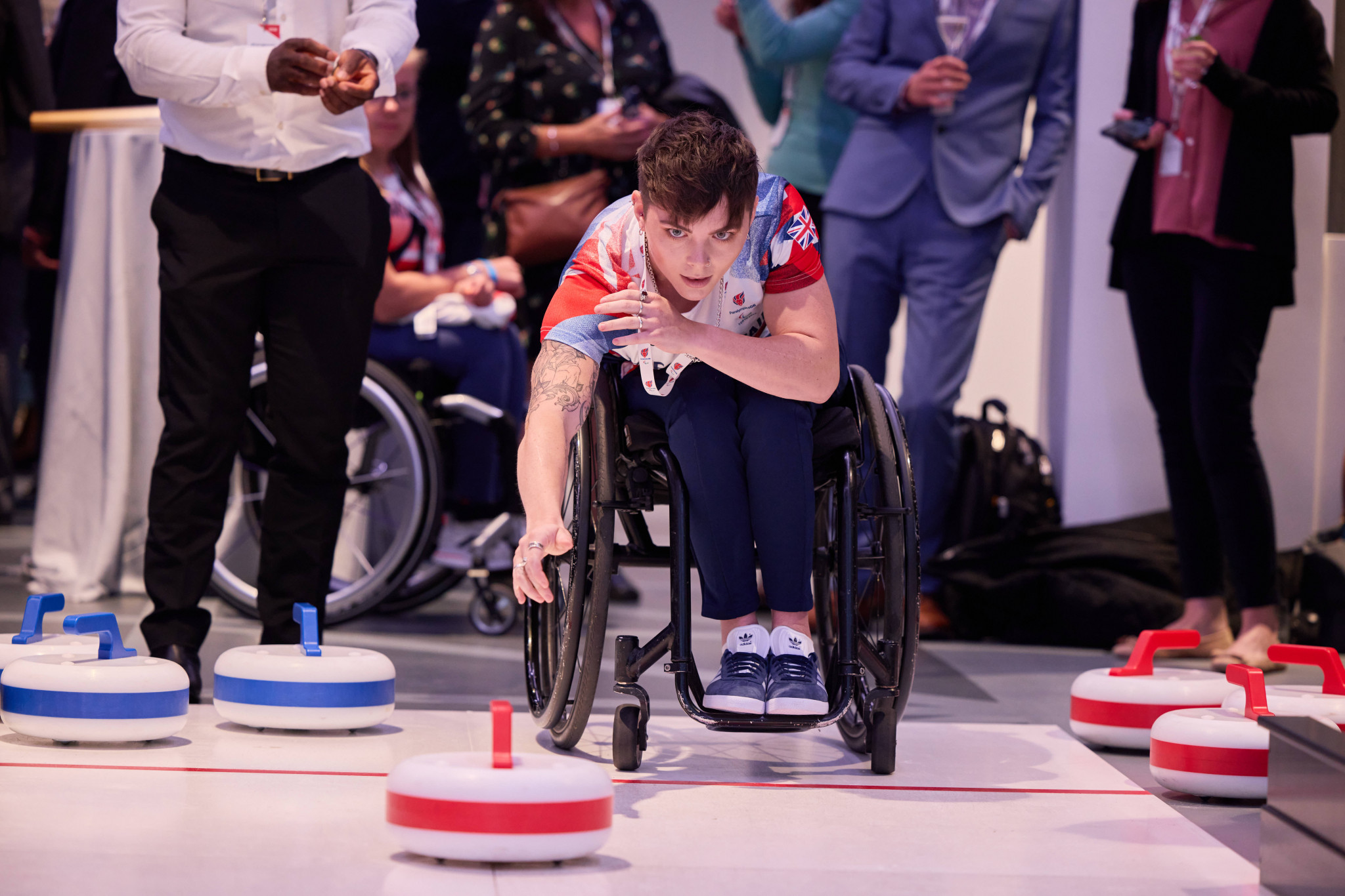 Lauren Rowles, who was one of the Paralympians to attend the charity event, played in a curling activity ©Sir Robert McAlpine 