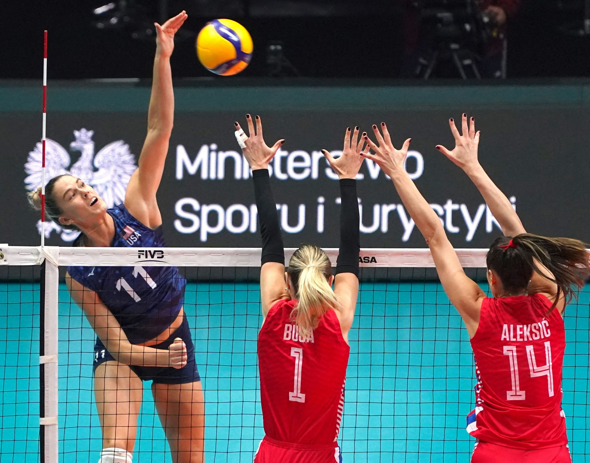 Serbia, playing in red, beat the United States in four games to reach the Women's Volleyball World Championship final ©Getty Images
