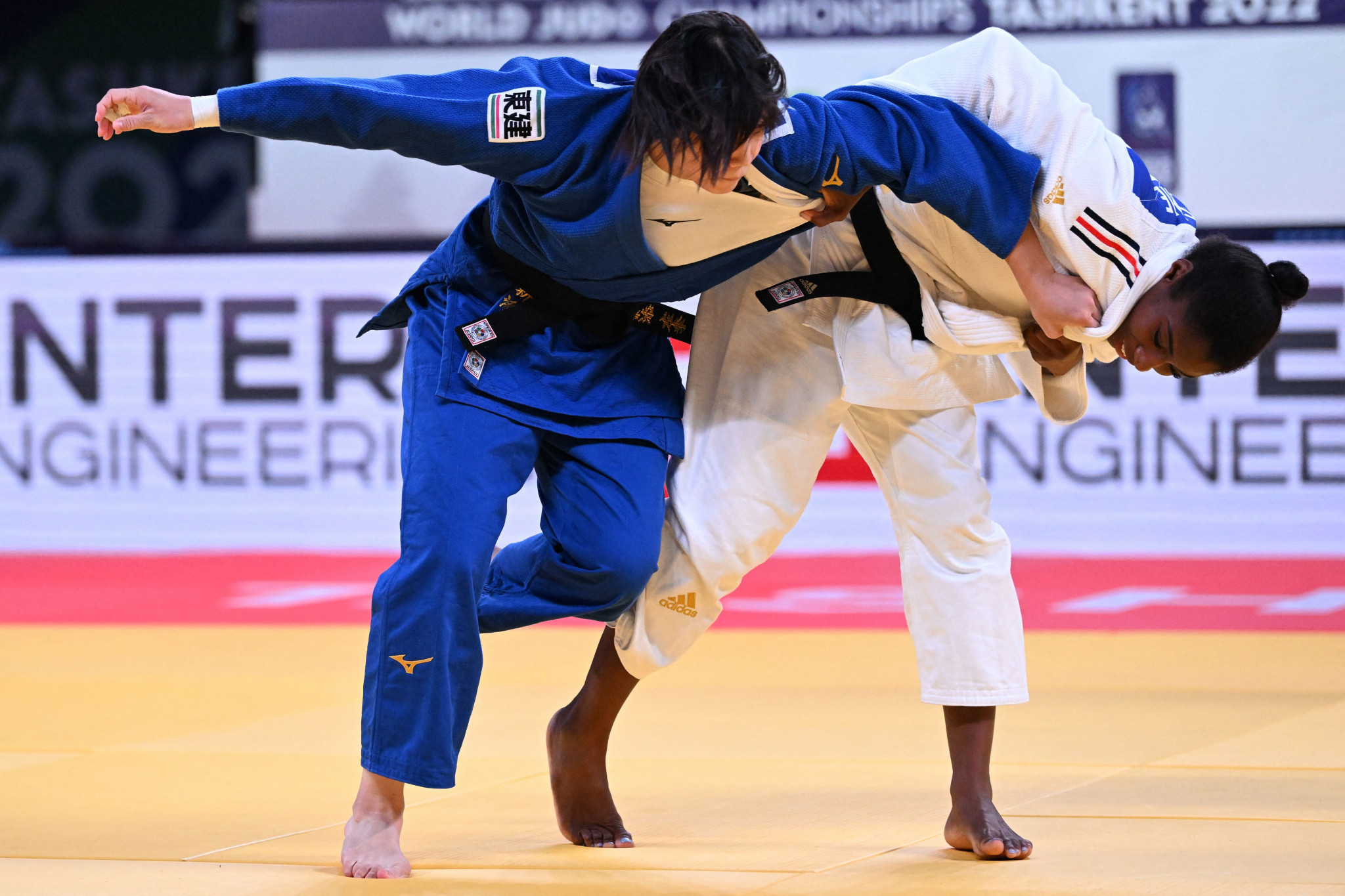Saki Niizoe, left, won the crucial fourth bout with an ippon victory over Marie-Ève Gahié ©Getty Images