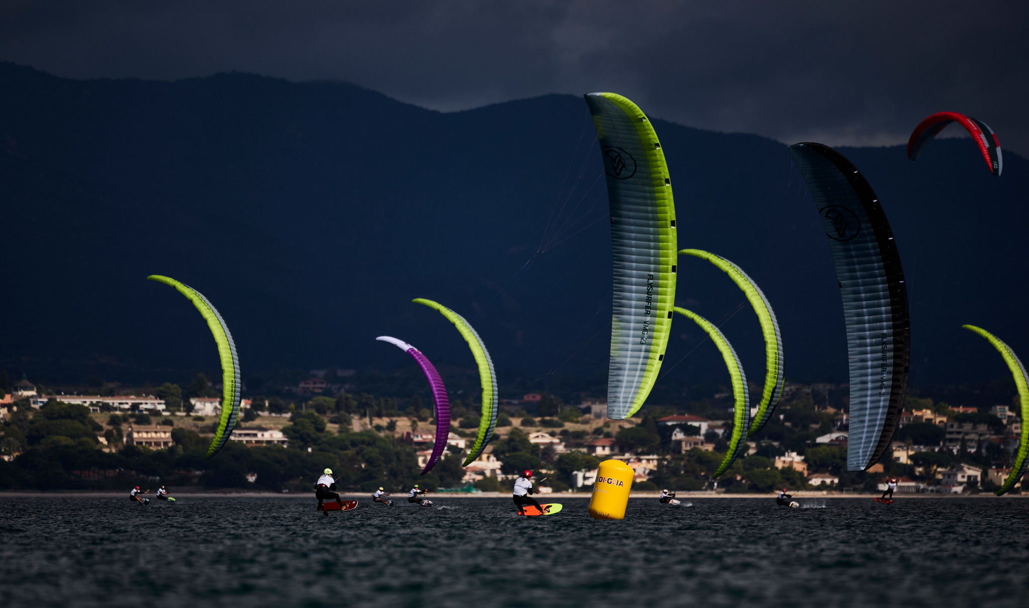 Racing resumed at the Formula Kite World Championships after yesterday's action was postponed due to bad weather ©Formula Kite