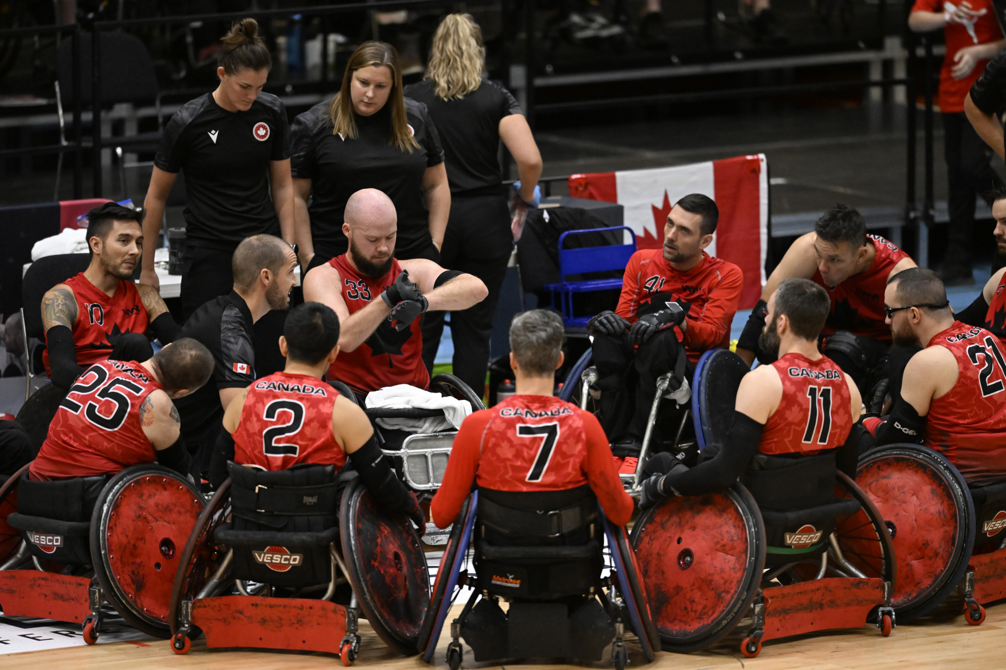 Canada huddled to work out how to prevent the US from scoring, though with little luck ©Lars Møller/Parasport Denmark