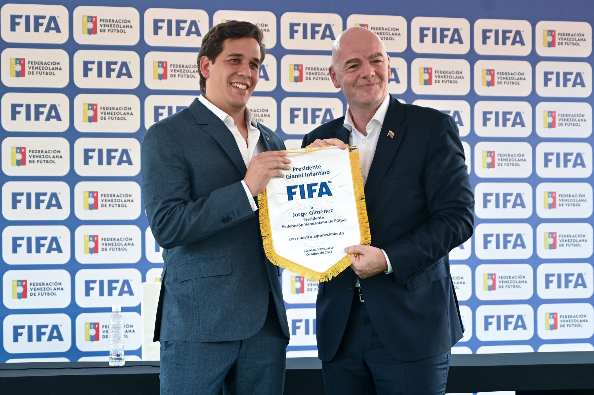 The Venezuelan Football Federation is now led by Jorge Giménez, left, pictured with FIFA President Gianni Infantino ©Getty Images