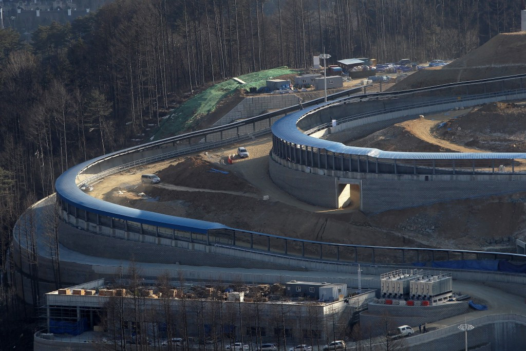 A lack of ice on the upper section of the course at the Alpensia Sliding Centre remains a key issue for organisers