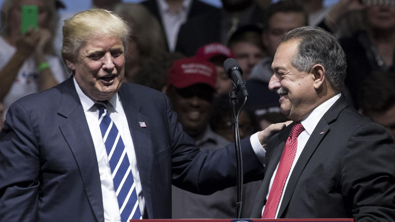 Andrew Liveris, right, was appointed to a key business role by former US President Donald Trump, left, in 2016 ©Getty Images
