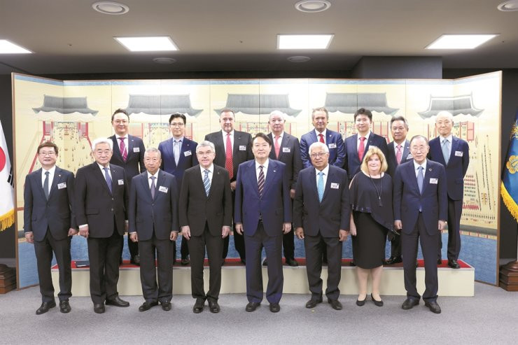 South Korean President Yoon Suk-yeol, fourth from right front, offered his backing to the ANOC General Assembly in Seoul ©Office of the President of South Korea
