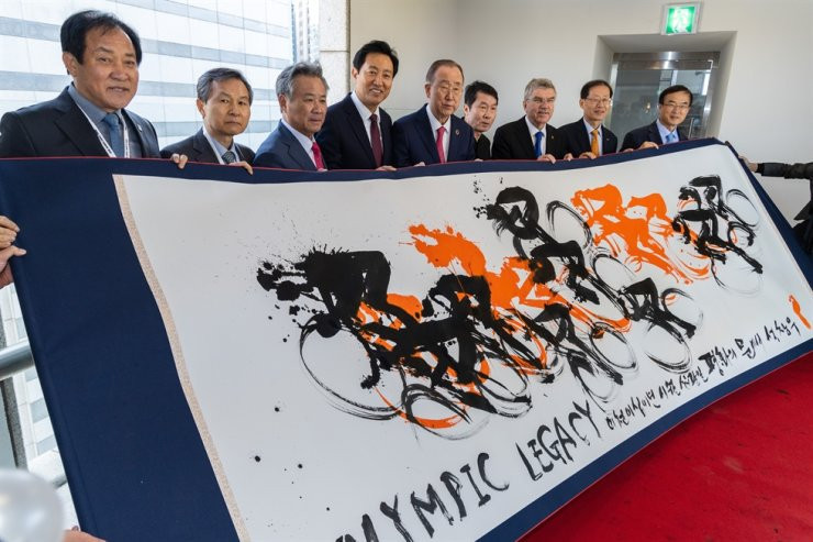 IOC President Thomas Bach, third from right, joined Olympic legacy entities in Seoul for a joint declaration ©Seoul Metropolitan Government