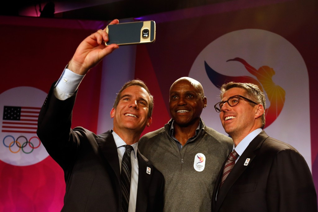 Carl Lewis flanked by Los Angeles Mayor Eric Garcetti (left) and bid leader Casey Wasserman ©Getty Images