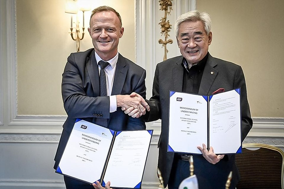 World Taekwondo President Chungwon Choue, right, and ISF President Laurent Petrynka, left, agreed to the MoU ©World Taekwondo