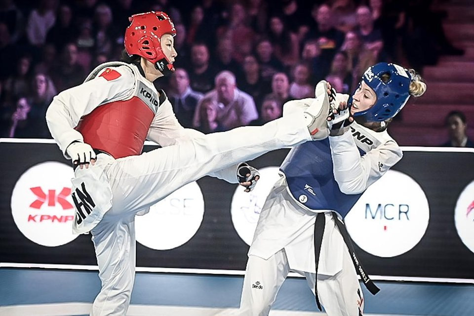 Luo Zongshi, left, was the better fighter in her duel versus Jade Jones, left ©World Taekwondo