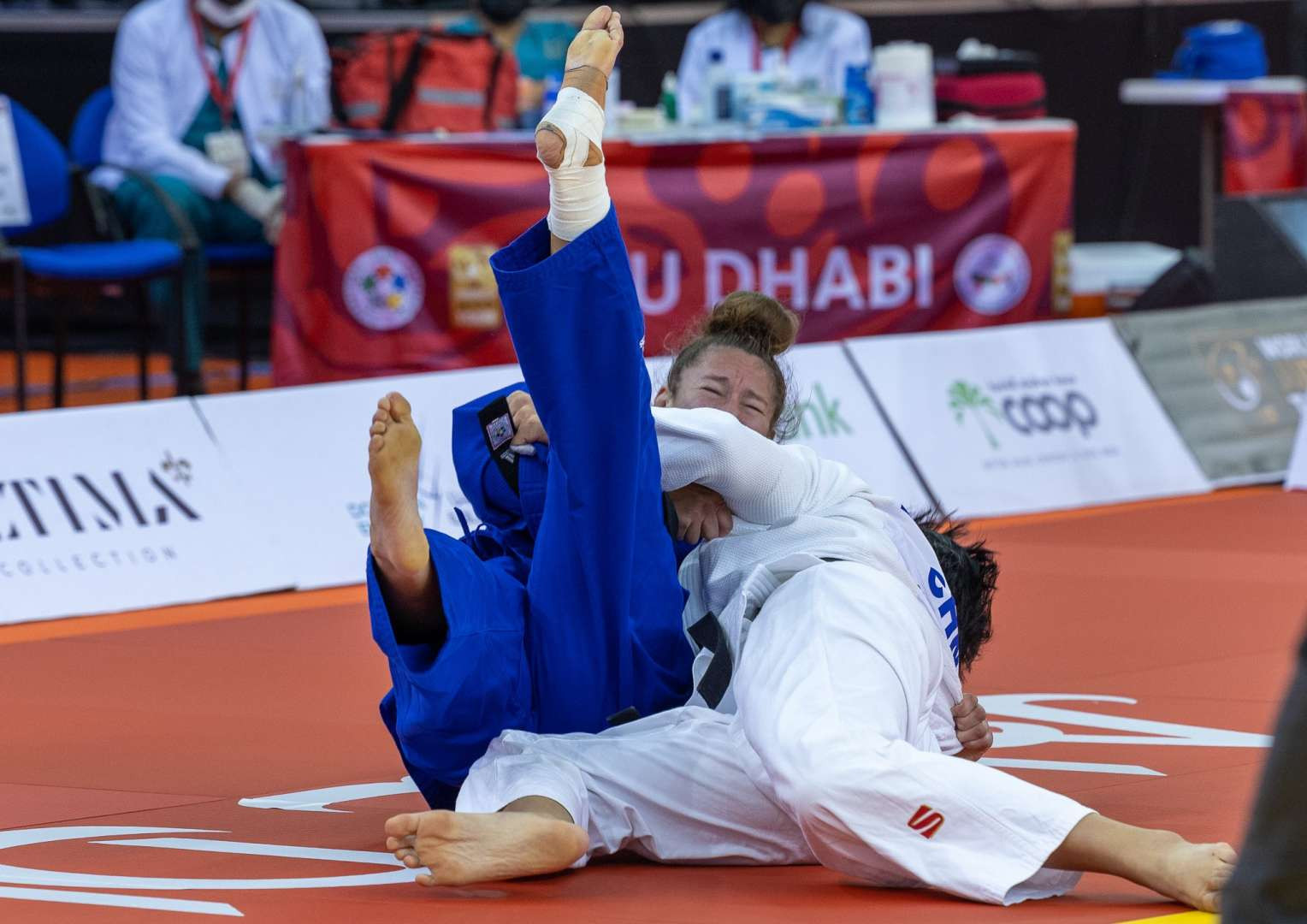 Ma Zhenzhao of China, in white, won the women's under-78kg category at the Abu Dhabi Grand Slam ©IJF