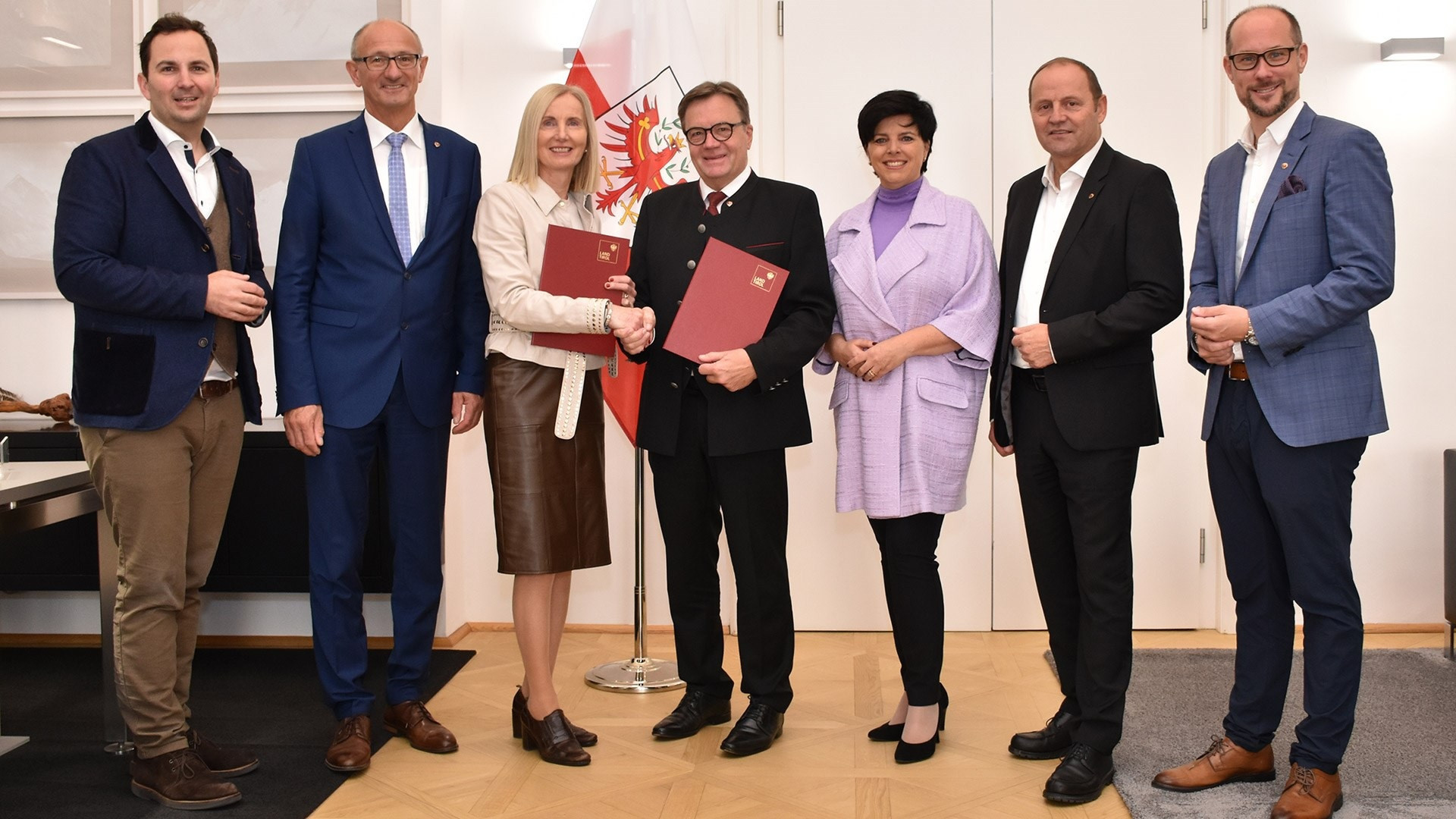 Officials from the Austrian Ski Association and the Tyrol Tourist Board have agreed a new long-term partnership ©Tyrol
