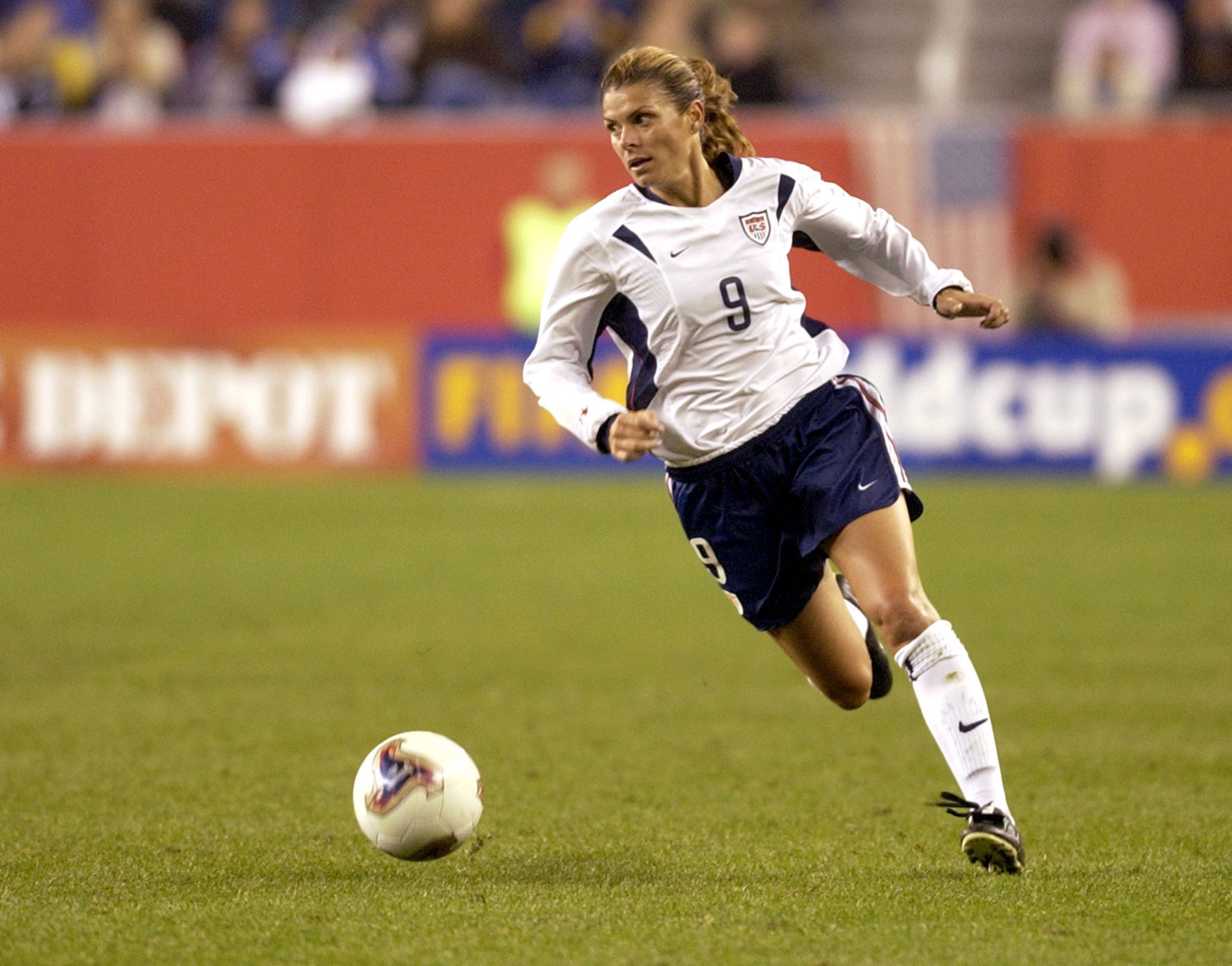 Two-time Olympic gold medallist and double World Cup winner Mia Hamm is an idol to many ©Getty Images