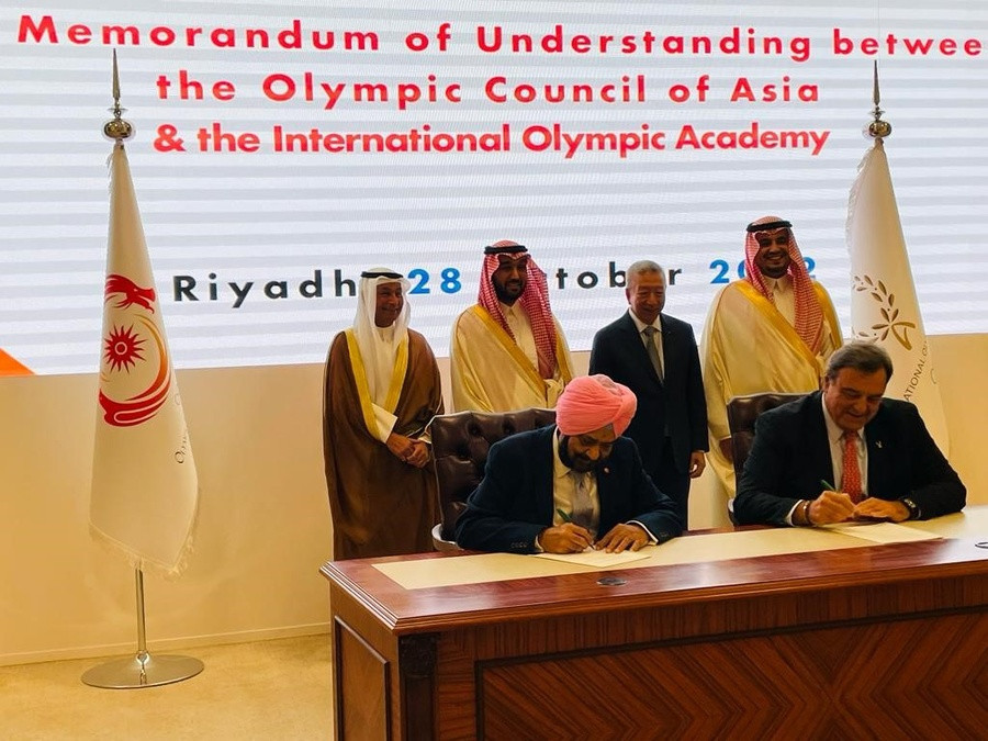 OCA Acting President Raja Randhir Singh, front left, and IOA President Isidoros Kouvelos, front right, signed the MoU during a ceremony ©OCA