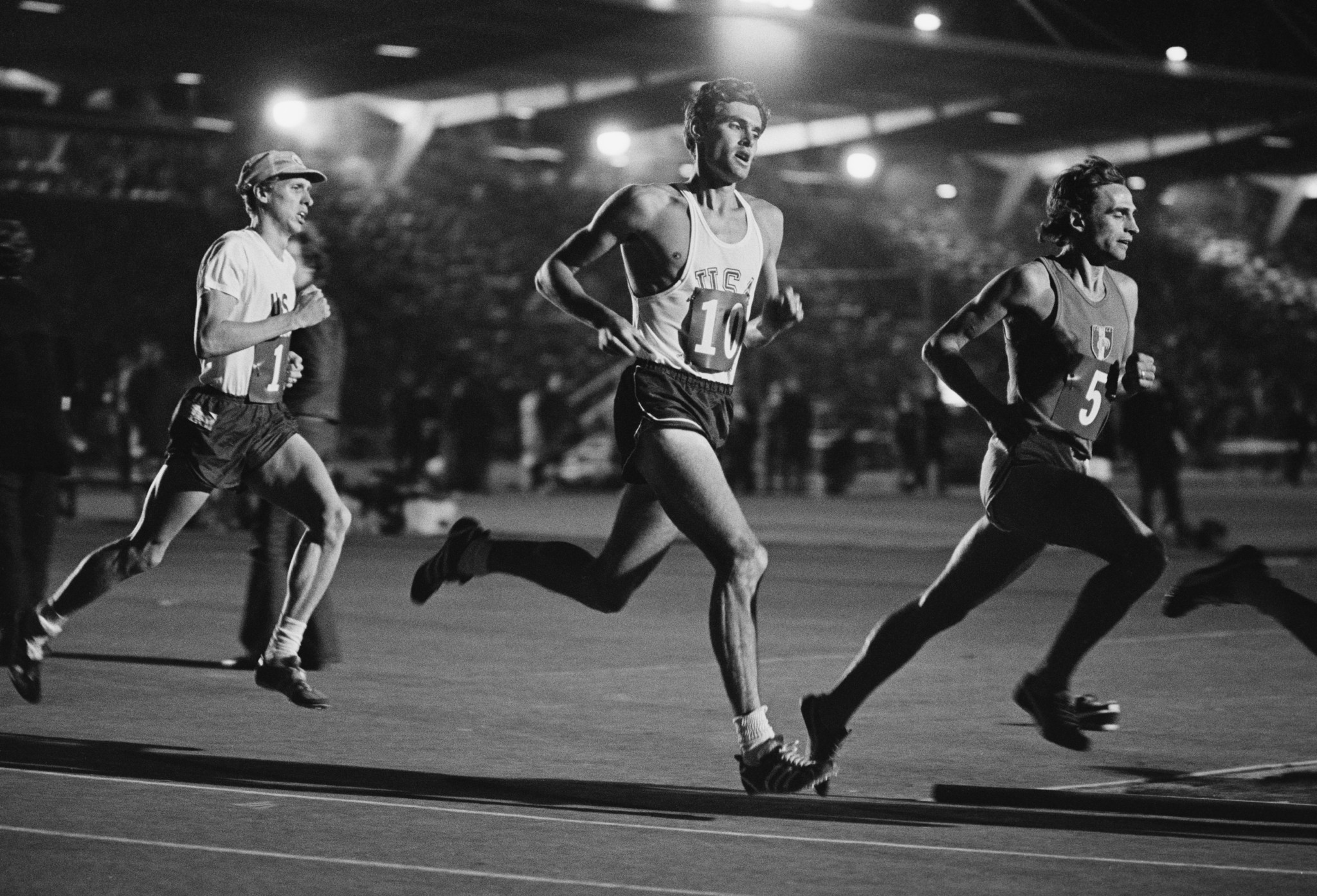 World mile record-holder Jim Ryun, centre, and his American compatriot and 1972 Olympic gold medallist Dave Wottle, left, both signed for ITA ©Getty Images