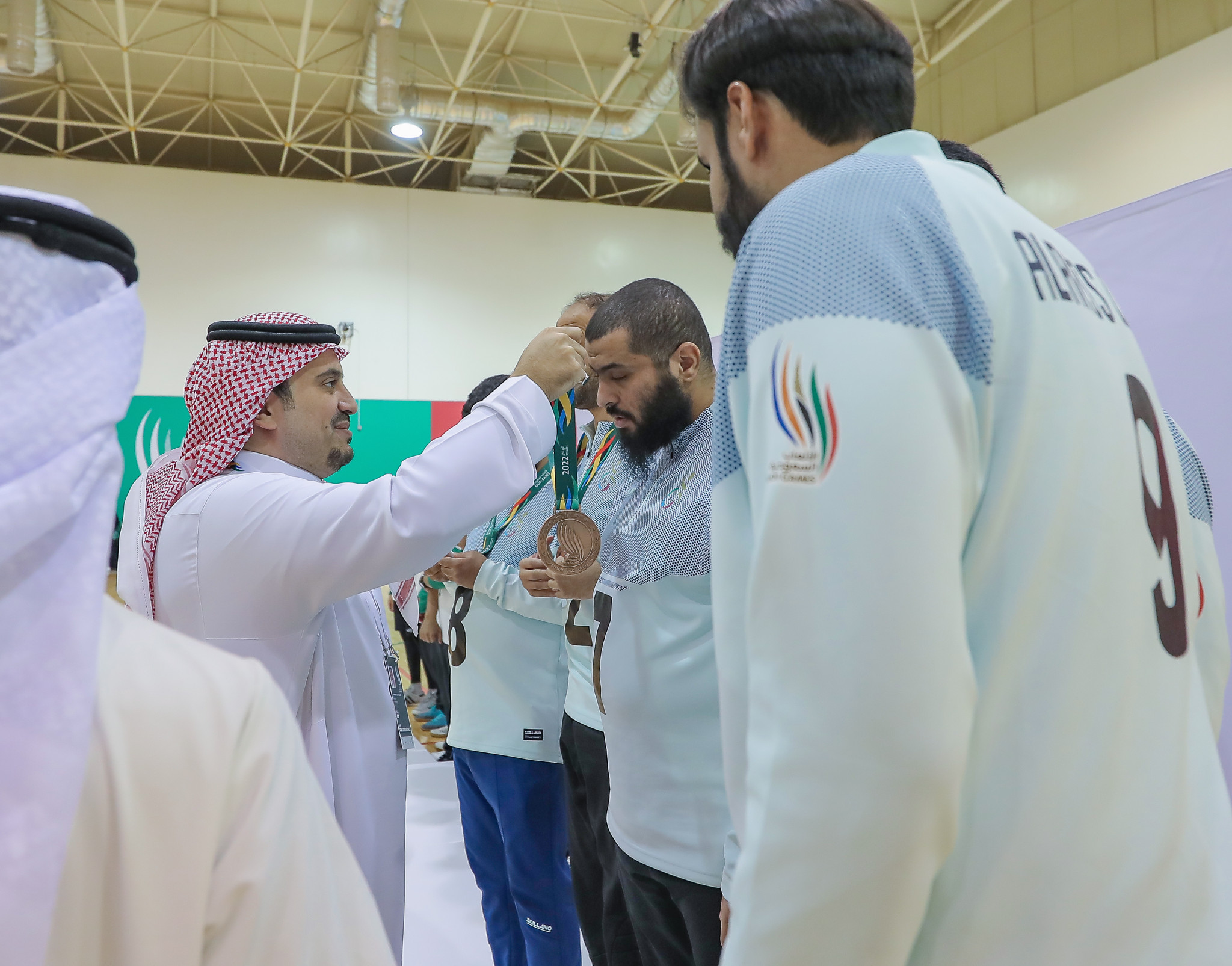 Prince Fahd bin Jalawi bin Abdulaziz bin Musaed, the vice-president of the Saudi Olympic and Paralympic Committee, presented the medals for goalball ©Saudi Games