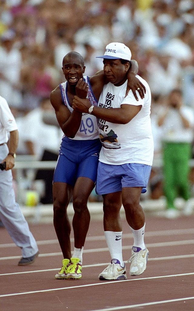 Jim Redmond, who died earlier this month aged 81, helps his son Derek finish his 400m semi-final at the Barcelona Olympics after suffering a hamstring injury mid-race ©Getty Images
