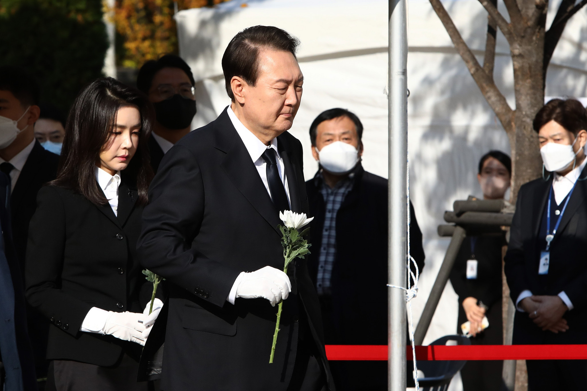  South Korean President Yoon Suk-yeol holds a flower at a memorial altar for the victims of the Halloween celebration stampede ©Getty Images