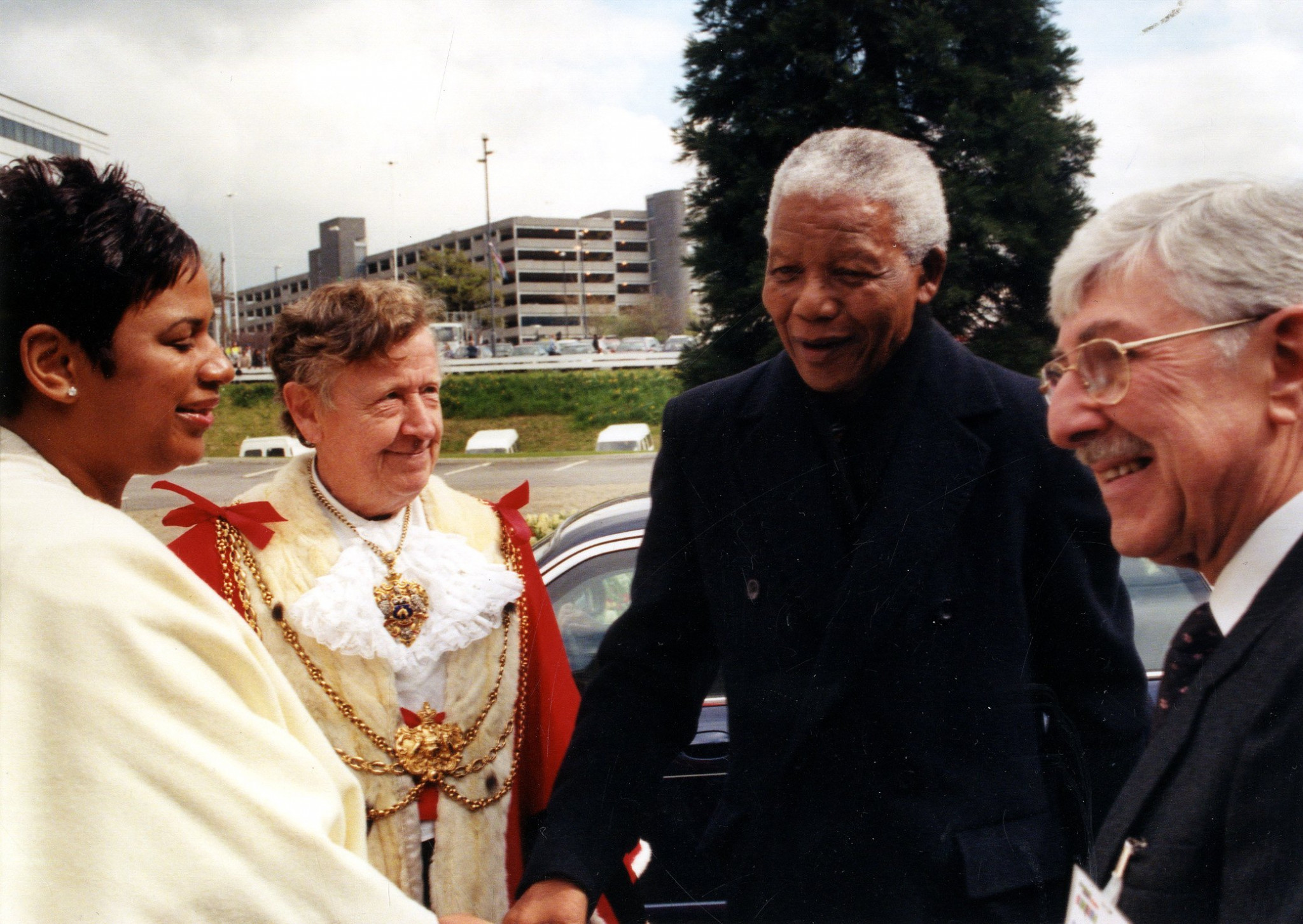 Bernard Atha, second left, was Lord Mayor of Leeds between 2000 and 2001 and welcomed South Africa's former President Nelson Mandela to the city ©Twitter