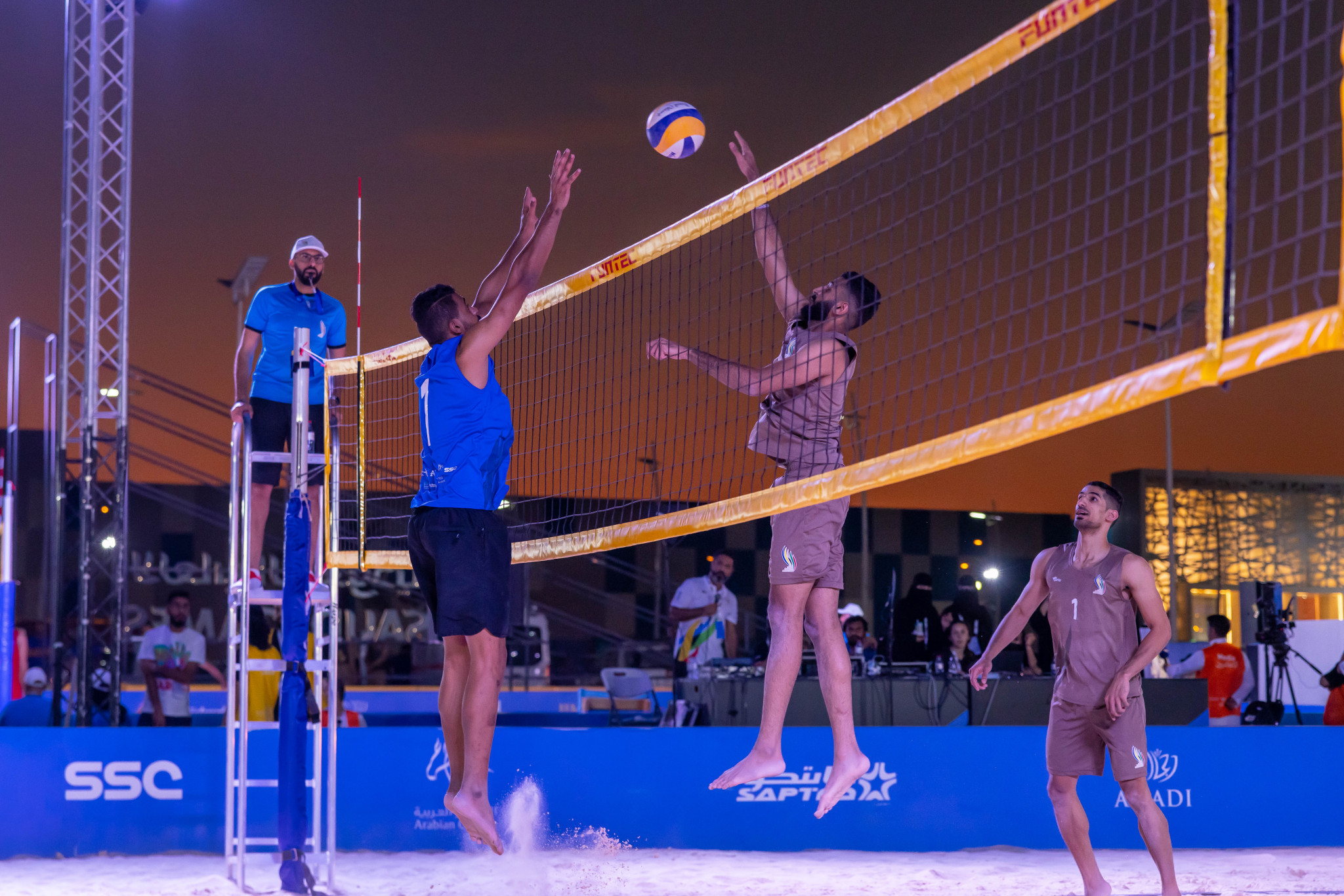 Round-of-16 beach volleyball matches were held under the night sky ©Saudi Games