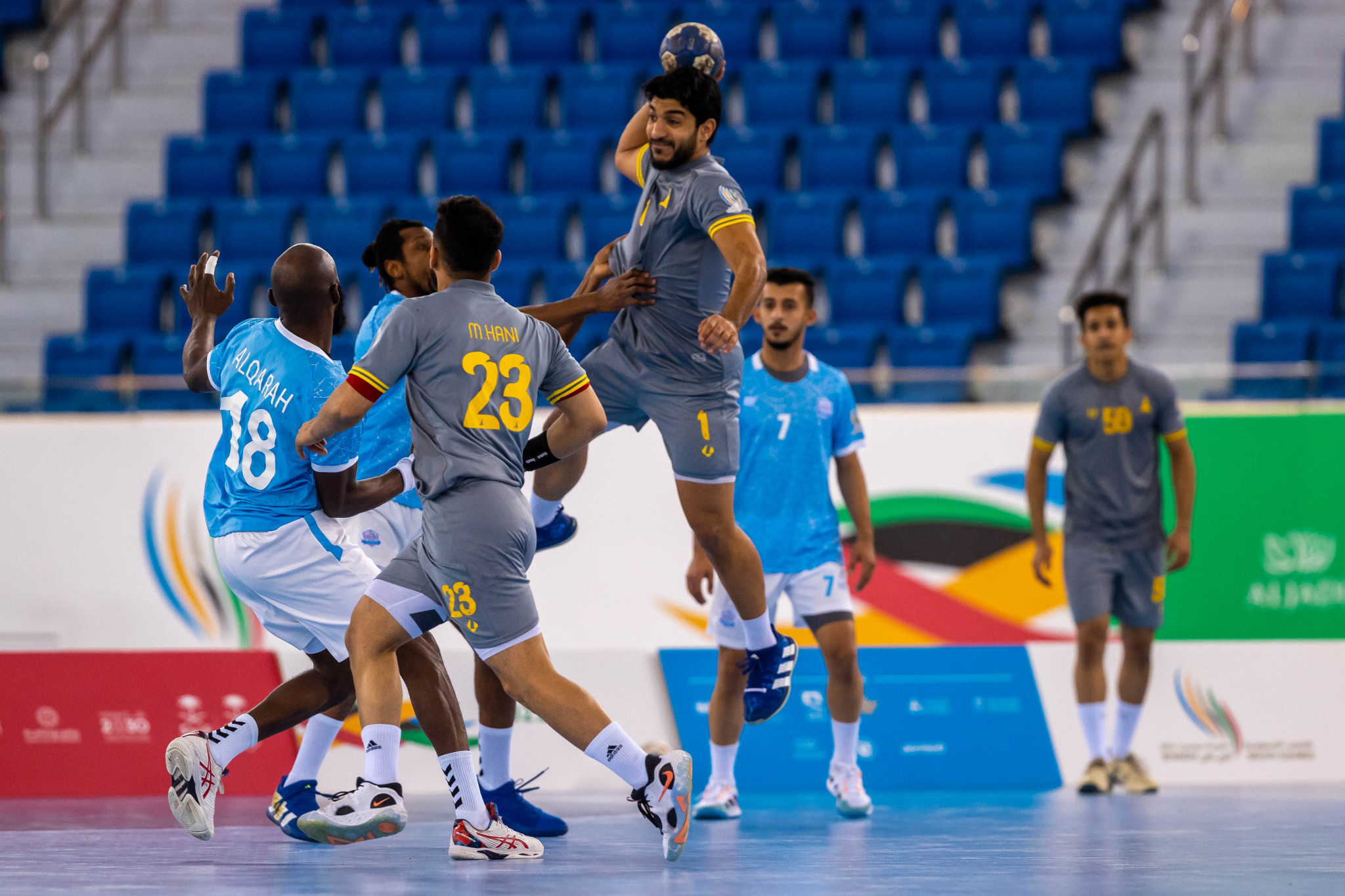 Men's handball teams locked horns for the last qualification spots ©Saudi Games