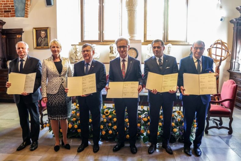 An agreement on promoting Copernicus-themed activities has been signed by local authorities and universities ©Małopolska Marshal's Office