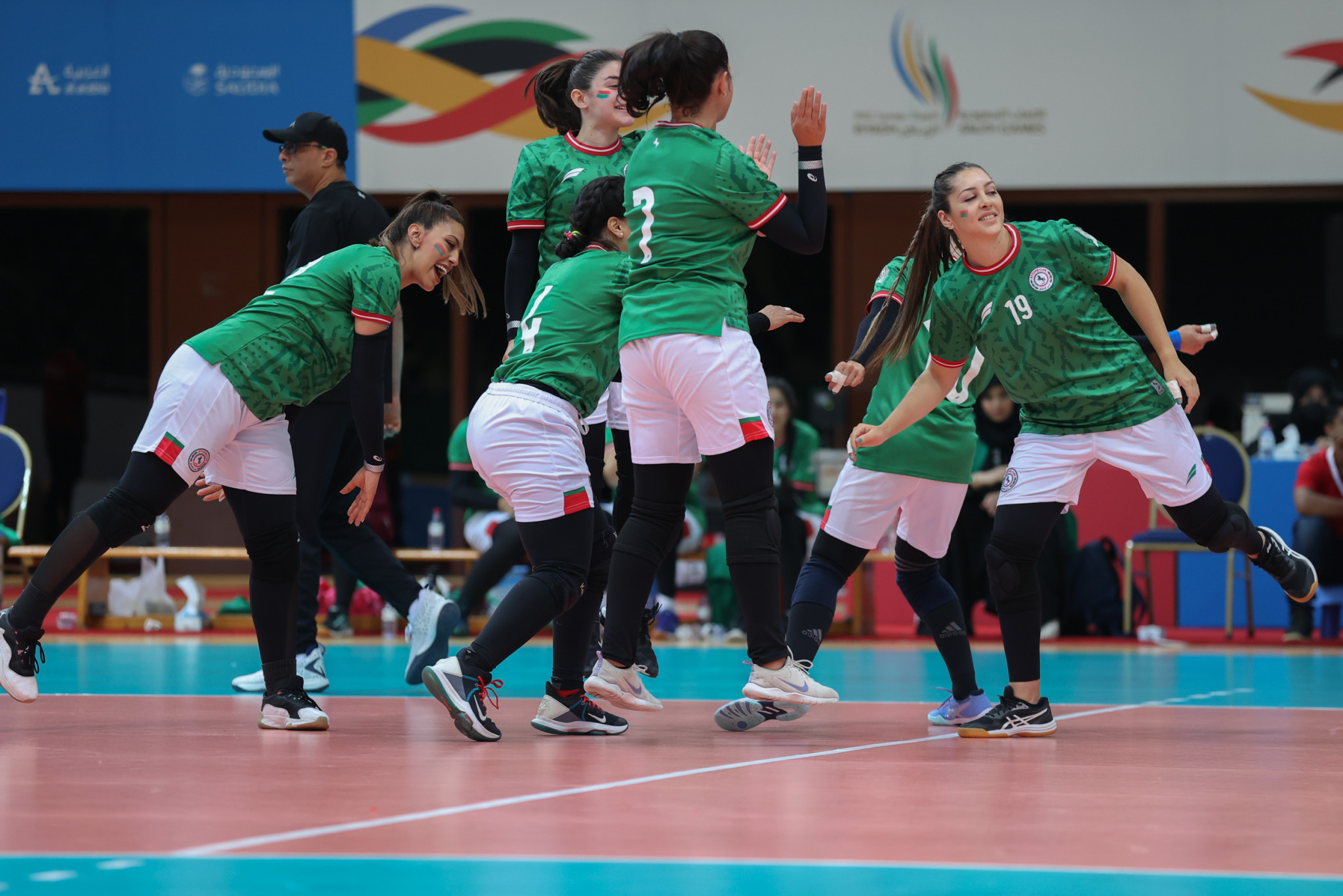 Al-Eitifaq registered a convincing win over Alanka to progress to the women's volleyball final ©Saudi Games