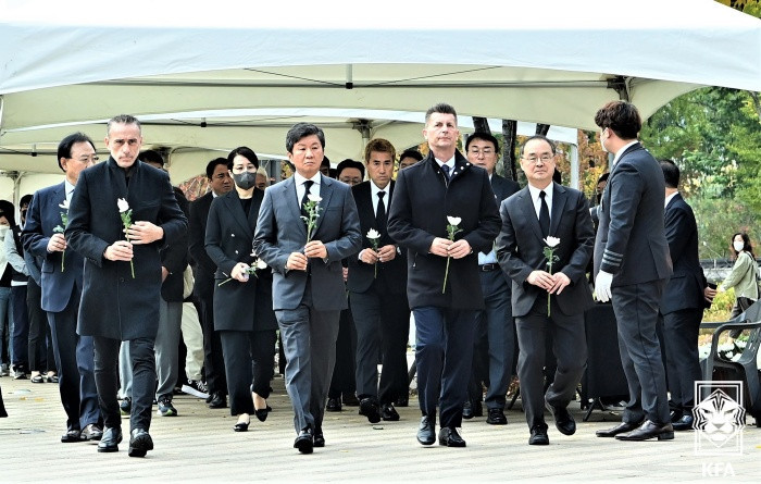 A Korea Football Association delegation paid its respects to victims of the deadly crush in Seoul last week ©KFA