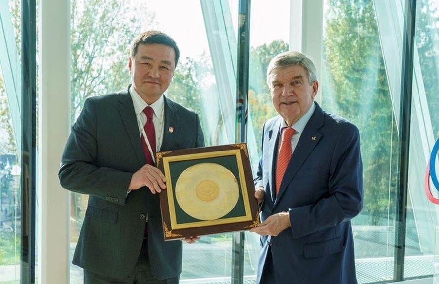 Sadyr Mamytov, left, visited IOC President Thomas Bach at the Olympic House in Lausanne ©NOC Kyrgyz Republic