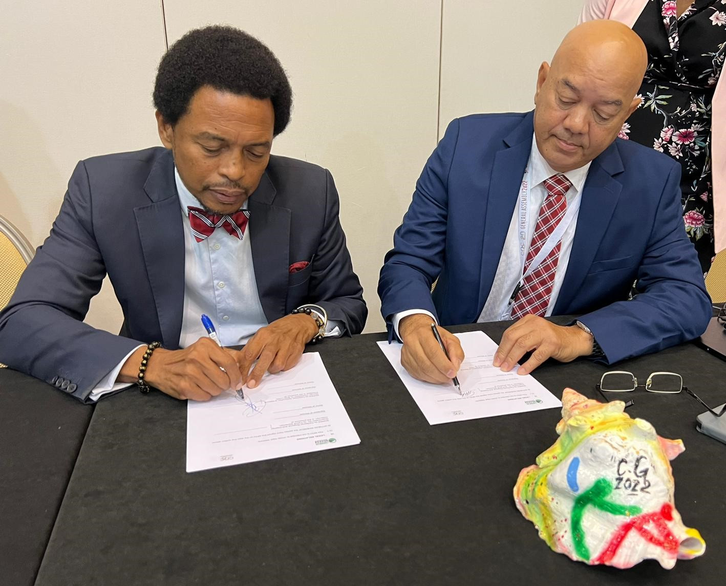 CANOC's Brian Lewis signs an agreement with Caribbean RADO chairman Patrick Werleman ©RADO