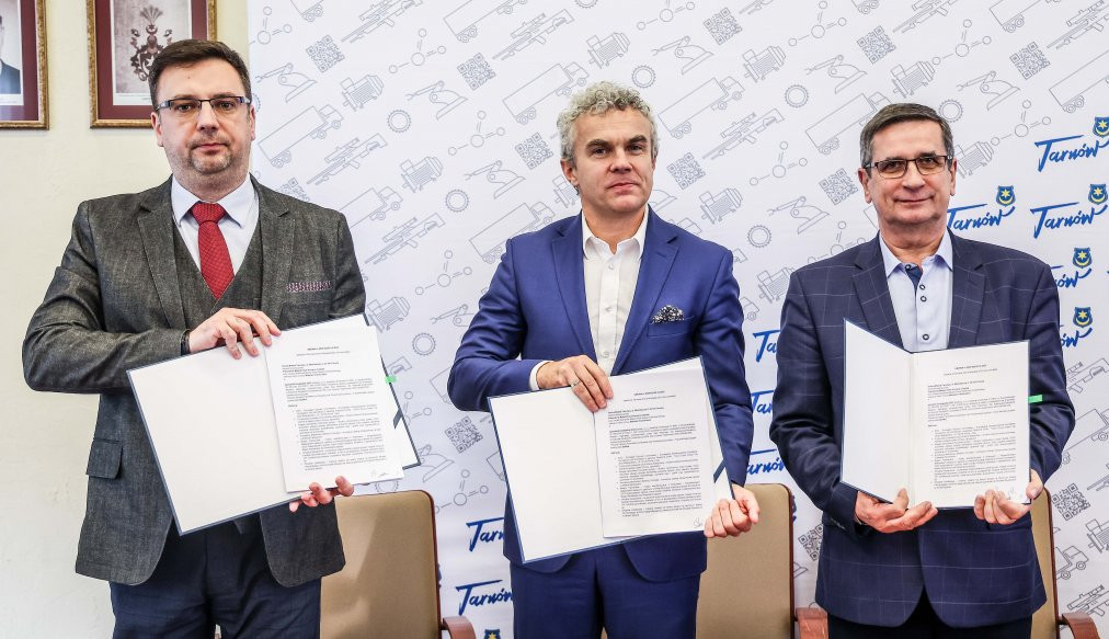 Mayor Roman Ciepiela, right, signed the agreement on behalf of Tarnów ©Kraków-Małopolska 2023