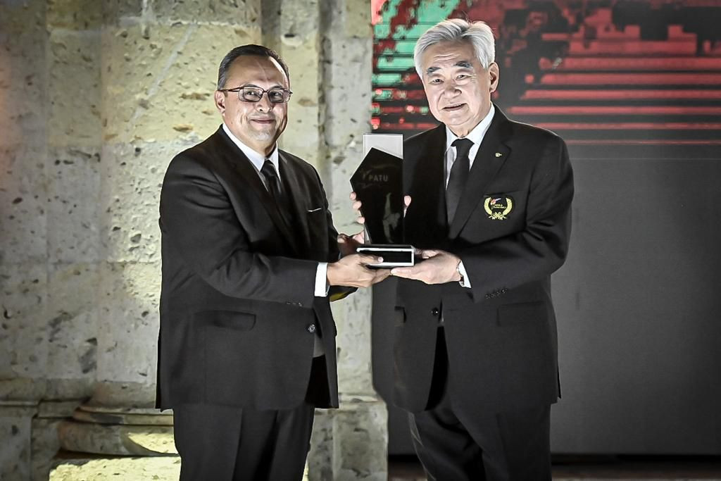 World Taekwondo President Chungwon Choue received the appreciation award for support to Pan American taekwondo development ©World Taekwondo