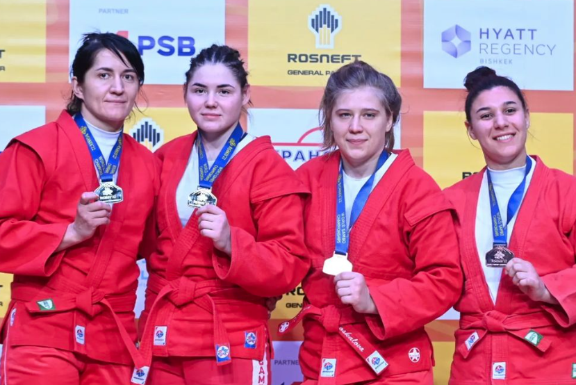Daria Rechkalova, second left, was one of five gold medallists in FIAS colours today ©FIAS