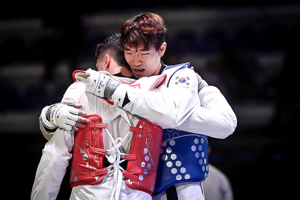 Spain’s Jon Cintado Arteche receives a hug from Park following his defeat in the final ©World Taekwondo
